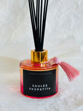 Load image into Gallery viewer, Mājas smaržas, mājas aromāti, interjera aromāti, mājas smaržas ar kociņiem, telpu aromatizētāji, mājas aromatizētāji, mājas parfimērija, dāvanu komplekts sievietei, Lēdija peonija, Peonijas apskāviens, Ilze Ērgle - Vanaga, dāvanu komplekti, ekskluzīvas dāvanas, I.ĒV, biznesa dāvanas, dāvana sievietei