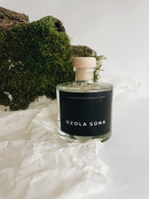 Load image into Gallery viewer, Mājas aromāts ar melniem kociņiem Ozola sūna, Ilze Ērgle Vanaga, izsmalcinātas mājas smaržas.