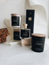 Load image into Gallery viewer, Aromātiskās sojas vaska sveces īpašiem dzīves mirkļiem ar Toma Forda aromātu Tabaka & vaniļa, Ilze Ērgle-Vanaga. Lieliska dāvana. Dabīgās sveces, eko sveces, lielas sveces, aromatizētās sveces, roku darbs.