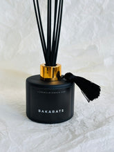 Load image into Gallery viewer, Mājas smaržas, mājas aromāti, aromātu difuzori mājai, interjera aromāti, mājas smaržas ar kociņiem, difuzori telpai, telpu aromatizētāji, mājas aromatizētāji, mājas parfimērija, dāvanu komplekts sievietei, Ilze Ērgle - Vanaga, dāvanu komplekti, ekskluzīvas dāvanas, I.ĒV, biznesa dāvanas, dāvana sievietei, korporatīvās dāvanas ziemassvētkos, Ziemassvētku dāvana uzņēmumiem,