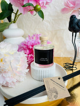 Load image into Gallery viewer, Mājas smaržas, mājas aromāti, interjera aromāti, mājas smaržas ar kociņiem, telpu aromatizētāji, mājas aromatizētāji, mājas parfimērija, dāvanu komplekts sievietei, Lēdija peonija, Peonijas apskāviens, Ilze Ērgle - Vanaga, dāvanu komplekti, ekskluzīvas dāvanas, I.ĒV, biznesa dāvanas, dāvana sievietei