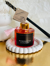 Load image into Gallery viewer, Mājas smaržas, mājas aromāti, interjera aromāti, mājas smaržas ar kociņiem, telpu aromatizētāji, mājas aromatizētāji, mājas parfimērija, dāvanu komplekts sievietei, Lēdija peonija, Peonijas apskāviens, Ilze Ērgle - Vanaga, dāvanu komplekti, ekskluzīvas dāvanas, I.ĒV, biznesa dāvanas, dāvana sievietei