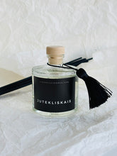 Load image into Gallery viewer, Mājas smaržas, mājas aromāti, interjera aromāti, mājas smaržas ar kociņiem, telpu aromatizētāji, mājas aromatizētāji, mājas parfimērija, dāvanu komplekts sievietei, Ilze Ērgle - Vanaga, dāvanu komplekti, ekskluzīvas dāvanas, I.ĒV, biznesa dāvanas, dāvana sievietei