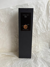 Load image into Gallery viewer, Mājas smaržas, mājas aromāti, interjera aromāti, mājas smaržas ar kociņiem, telpu aromatizētāji, mājas aromatizētāji, mājas parfimērija, dāvanu komplekts sievietei, toms fords Melnā orhideja, Ilze Ērgle - Vanaga, dāvanu komplekti, ekskluzīvas dāvanas, I.ĒV, biznesa dāvanas, dāvana sievietei