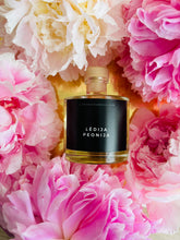 Load image into Gallery viewer, Mājas smaržas, mājas aromāti, interjera aromāti, mājas smaržas ar kociņiem, telpu aromatizētāji, mājas aromatizētāji, mājas parfimērija, dāvanu komplekts sievietei, Lēdija peonija, Peonijas apskāviens, Ilze Ērgle - Vanaga, dāvanu komplekti, ekskluzīvas dāvanas, I.ĒV, biznesa dāvanas, dāvana sievietei