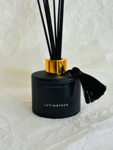 Load image into Gallery viewer, Mājas smaržas, mājas aromāti, interjera aromāti, mājas smaržas ar kociņiem, telpu aromatizētāji, mājas aromatizētāji, mājas parfimērija, dāvanu komplekts sievietei, Lutinātava, Ilze Ērgle - Vanaga, dāvanu komplekti, ekskluzīvas dāvanas, I.ĒV, biznesa dāvanas, dāvana sievietei