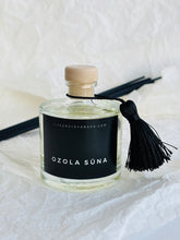 Load image into Gallery viewer, Mājas smaržas, mājas aromāti, interjera aromāti, mājas smaržas ar kociņiem, telpu aromatizētāji, mājas aromatizētāji, mājas parfimērija, dāvanu komplekts sievietei, Ilze Ērgle - Vanaga, dāvanu komplekti, ekskluzīvas dāvanas, I.ĒV, biznesa dāvanas, dāvana sievietei