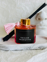 Load image into Gallery viewer, Mājas smaržas, mājas aromāti, interjera aromāti, mājas smaržas ar kociņiem, telpu aromatizētāji, mājas aromatizētāji, mājas parfimērija, dāvanu komplekts sievietei, Lēdija peonija, Peonijas apskāviens, Ilze Ērgle - Vanaga, dāvanu komplekti, ekskluzīvas dāvanas, I.ĒV, biznesa dāvanas, dāvana sievietei