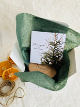 Load image into Gallery viewer, dāvanas ziemassvētkos, dāvanas ziemassvētkos kolēģiem, Ziemassvētku dāvana, sojas vaska sveces, aromātiskās sveces, dabīgās sveces, dabīgās vaska sveces, Sveces ražotas latvijā, sveces roku darbs, aromatizētas sveces, sveces dāvanai, svece ar egļu smažu, I.ĒV, ziemassvētku dāvanas, mazas ziemassvētku dāvanas, dāvanas ziemassvētkos, sirsnīgas dāvanas ziemassvētkos, praktiskas dāvanas ziemassvētkos, dāvanas kolēģiem, dāvanas klientiem, dāvana vecākiem ziemassvētkos, dāvana draudzenei ziemassvētkos