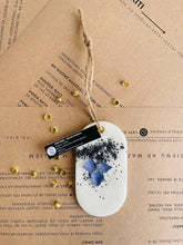 Load image into Gallery viewer, smaržas drēbju skapim, SAŠĒ sausās smaržas, sausās smaržas, sausās smaržas skapim, sojas vaska aromātiskās tāfelītes, skapja smaržas, Skapja gaisa atsvaidzinātājs, veļas atsvaidzinātāji, Garderobes smaržas, Aromāti skapim, atsvaidzinātājs apģērbu skapim, smaržas skapim, skapja smaržas