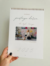Load image into Gallery viewer, Sienas kalendārs 2025, Kalendārs, sienas kalendārs, kalendārs 2025, kalendāri, interjera dekori, sienas kalendārs ar ziediem, sienas kalendārs 2025, kalendārs 2025 gadam, mēness kalendārs 2025, kalendārs 2025 vārda dienas, sienas kalendāri, kalendārs ar vārda dienām, kalendārs ar svētku dienām, kalendārs ar peonijām, skaists kalendārs