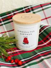 Load image into Gallery viewer, dāvanas ziemassvētkos, dāvanas ziemassvētkos kolēģiem, Ziemassvētku dāvana, sojas vaska sveces, aromātiskās sveces, dabīgās sveces, dabīgās vaska sveces, Sveces ražotas latvijā, sveces roku darbs, aromatizētas sveces, sveces dāvanai, svece ar egļu smažu, I.ĒV, ziemassvētku dāvanas, mazas ziemassvētku dāvanas, dāvanas ziemassvētkos, sirsnīgas dāvanas ziemassvētkos, praktiskas dāvanas ziemassvētkos, dāvanas kolēģiem, dāvanas klientiem, dāvana vecākiem ziemassvētkos, dāvana draudzenei ziemassvētkos