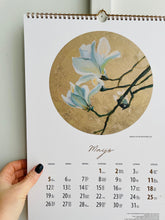 Load image into Gallery viewer, Skaists sienas kalendārs 2025 māksliniece Ilze Ērgle-Vanaga - Magnolija