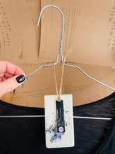 Load image into Gallery viewer, smaržas drēbju skapim, SAŠĒ sausās smaržas, sausās smaržas, sausās smaržas skapim, sojas vaska aromātiskās tāfelītes, skapja smaržas, Skapja gaisa atsvaidzinātājs, veļas atsvaidzinātāji, Garderobes smaržas, Aromāti skapim, atsvaidzinātājs apģērbu skapim, smaržas skapim, skapja smaržas