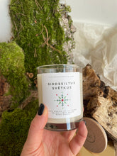 Load image into Gallery viewer, Ziemassvētku dāvana, sojas vaska sveces, sveces īpašiem dzīves mirkļiem, aromātiskās sveces, dabīgās sveces, dabīgās vaska sveces, Sveces ražotas latvijā, sveces roku darbs, aromatizētas sveces, sveces dāvanai, sveces davana, sveces dzimšanas dienai, sveces ziemassvētkiem, svece ar egļu smažu, I.ĒV, ziemassvētku dāvanas, mazas ziemassvētku dāvanas, dāvanas ziemassvētkos, sirsnīgas dāvanas ziemassvētkos, praktiskas dāvanas ziemassvētkos, dāvanu komplekti sievietei