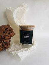 Load image into Gallery viewer, Aromātiskās sojas vaska sveces īpašiem dzīves mirkļiem ar Toma Forda aromātu Tabaka & vaniļa, Ilze Ērgle-Vanaga. Lieliska dāvana. Dabīgās sveces, eko sveces, lielas sveces, aromatizētās sveces, roku darbs.