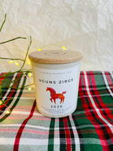 Load image into Gallery viewer, dāvanas ziemassvētkos, dāvanas ziemassvētkos kolēģiem, Ziemassvētku dāvana, sojas vaska sveces, aromātiskās sveces, dabīgās sveces, dabīgās vaska sveces, Sveces ražotas latvijā, sveces roku darbs, aromatizētas sveces, sveces dāvanai, svece ar egļu smažu, I.ĒV, ziemassvētku dāvanas, mazas ziemassvētku dāvanas, dāvanas ziemassvētkos, sirsnīgas dāvanas ziemassvētkos, praktiskas dāvanas ziemassvētkos, dāvanas kolēģiem, dāvanas klientiem, dāvana vecākiem ziemassvētkos, dāvana draudzenei ziemassvētkos