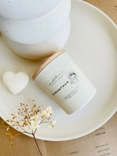 Load image into Gallery viewer, sojas vaska sveces, sveces īpašiem dzīves mirkļiem, aromātiskās sveces, dabīgās sveces, dabīgās vaska sveces, Sveces ražotas latvijā, sveces roku darbs, aromatizētas sveces, sveces dāvanai, sveces davana, sveces dzimšanas dienai, sveces ziemassvētkiem, Aromātiskā sojas vaska svece "Osmanthus" lze Ērgle-Vanaga roku darbs ražots latvijā