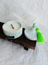 Load image into Gallery viewer, Aromātiskā sojas vaska sveces ar koka dakti zaļā ģipša traukā ar koka dakti, ziemassvētku aromāts, sveces īpašiem dzīves mirkļiem, aromātiskās sveces, dabīgās sveces, dabīgās vaska sveces, Sveces ražotas latvijā, sveces roku darbs, aromatizētas sveces, sveces dāvanai, sveces dzimšanas dienai, sveces ziemassvētkiem, Aromātiksā sojas vaska svece Mandarīns un pipari, Ilze Ērgle-Vanaga