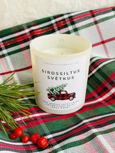 Load image into Gallery viewer, dāvanas ziemassvētkos, dāvanas ziemassvētkos kolēģiem, Ziemassvētku dāvana, sojas vaska sveces, aromātiskās sveces, dabīgās sveces, dabīgās vaska sveces, Sveces ražotas latvijā, sveces roku darbs, aromatizētas sveces, sveces dāvanai, svece ar egļu smažu, I.ĒV, ziemassvētku dāvanas, mazas ziemassvētku dāvanas, dāvanas ziemassvētkos, sirsnīgas dāvanas ziemassvētkos, praktiskas dāvanas ziemassvētkos, dāvanas kolēģiem, dāvanas klientiem, dāvana vecākiem ziemassvētkos, dāvana draudzenei ziemassvētkos