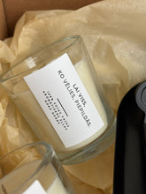 Load image into Gallery viewer, Dāvana ar novēlējumu, Dāvanas sievietēm, dāvanas meitenēm, dzimšanas dienas dāvana, dāvanas mammai, dāvana vārda dienā, dāvanu komplekts sievietei, biznesa dāvanas. Sveces roku darbs, mājas aromāti ar kociņiem, sojas vaska sveces, latvijā ražotas sveces, sveces dāvanai, aromātiskās sveces, eko sveces, skaistas sveces, Ilze Ērgle Vanaga, roku darbs, I.EV