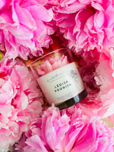 Load image into Gallery viewer, dabīgās vaska sveces, Dzimšanas dienas dāvana sievietei, Dāvanas sievietēm, biznesa dāvanas, Ekskluzīvas dāvanas sievietēm, kolēģēm vārdā dienā, dzimšanas dienā, aromātiskā sojas vaska svece "Peonijas apskāviens" Ilze Ērgle-Vanaga, I.ĒV