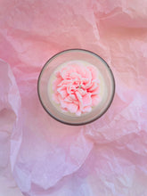 Load image into Gallery viewer, dabīgās vaska sveces, Dzimšanas dienas dāvana sievietei, Dāvanas sievietēm, biznesa dāvanas, Ekskluzīvas dāvanas sievietēm, kolēģēm vārdā dienā, dzimšanas dienā, aromātiskā sojas vaska svece "Peonijas apskāviens" Ilze Ērgle-Vanaga, I.ĒV