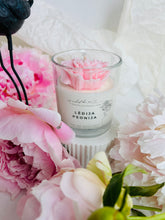 Load image into Gallery viewer, dabīgās vaska sveces, Dzimšanas dienas dāvana sievietei, Dāvanas sievietēm, biznesa dāvanas, Ekskluzīvas dāvanas sievietēm, kolēģēm vārdā dienā, dzimšanas dienā, aromātiskā sojas vaska svece "Peonijas apskāviens" Ilze Ērgle-Vanaga, I.ĒV