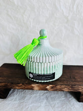 Load image into Gallery viewer, Aromātiskā sojas vaska sveces ar koka dakti zaļā ģipša traukā ar koka dakti, ziemassvētku aromāts, sveces īpašiem dzīves mirkļiem, aromātiskās sveces, dabīgās sveces, dabīgās vaska sveces, Sveces ražotas latvijā, sveces roku darbs, aromatizētas sveces, sveces dāvanai, sveces dzimšanas dienai, sveces ziemassvētkiem, Aromātiksā sojas vaska svece Mandarīns un pipari, Ilze Ērgle-Vanaga