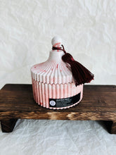 Load image into Gallery viewer, Aromātiskā sojas vaska sveces ar koka dakti ģipša traukā ar koka dakti, ziemassvētku aromāts, sveces īpašiem dzīves mirkļiem, aromātiskās sveces, dabīgās sveces, dabīgās vaska sveces, Sveces ražotas latvijā, sveces roku darbs, aromatizētas sveces, sveces dāvanai, sveces dzimšanas dienai, sveces ziemassvētkiem, Aromātiksā sojas vaska svece Mandarīns un pipari, Ilze Ērgle-Vanaga