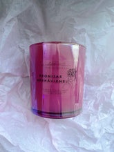 Load image into Gallery viewer, Dzimšanas dienas dāvana sievietei, Dāvanas sievietēm, biznesa dāvanas, Ekskluzīvas dāvanas sievietēm, kolēģēm vārdā dienā, dzimšanas dienā, aromātiskā sojas vaska svece "Peonijas apskāviens" Ilze Ērgle-Vanaga, I.ĒV