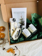 Load image into Gallery viewer, Dāvana ar novēlējumu, Dāvanas sievietēm, Idejas ziemassvētku dāvanām, Ziemassvētku dāvanas, dāvanas mammai, ziemassvētku dāvanas, Ziemassvētku dāvanas sievietei, biznesa dāvanas. Sveces roku darbs, mājas aromāti ar kociņiem, sojas vaska sveces, latvijā ražotas sveces, sveces dāvanai, aromātiskās sveces, eko sveces, skaistas sveces, Ilze Ērgle Vanaga, roku darbs, I.EV