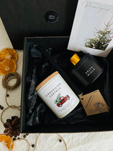 Load image into Gallery viewer, Dāvana ar novēlējumu, Dāvanas sievietēm, Idejas ziemassvētku dāvanām, Ziemassvētku dāvanas, dāvanas mammai, ziemassvētku dāvanas, Ziemassvētku dāvanas sievietei, biznesa dāvanas. Sveces roku darbs, mājas aromāti ar kociņiem, sojas vaska sveces, latvijā ražotas sveces, sveces dāvanai, aromātiskās sveces, eko sveces, skaistas sveces, Ilze Ērgle Vanaga, roku darbs, I.EV