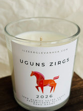 Load image into Gallery viewer, uguns zirgs 2026 gada simbols, dāvanas ziemassvētkos, dāvanas ziemassvētkos kolēģiem, Ziemassvētku dāvana, sojas vaska sveces, dabīgās sveces, dabīgās vaska sveces, Sveces ražotas latvijā, sveces roku darbs, aromatizētas sveces, sveces dāvanai, svece ar egļu smažu, I.ĒV, ziemassvētku dāvanas, mazas ziemassvētku dāvanas, dāvanas ziemassvētkos, sirsnīgas dāvanas ziemassvētkos, praktiskas dāvanas ziemassvētkos, dāvanas kolēģiem, dāvanas klientiem, dāvana vecākiem ziemassvētkos, dāvana draudzenei ziemassvētkos