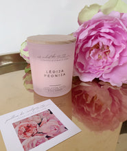 Load image into Gallery viewer, Sveces dāvanai, sojas vaska sveces, smaržīgās sveces, dabīgas sveces, sojas sveces, roku darbs, aromātiskās sveces, eko sveces, skaistas sveces, sveces roku darbs, dāvana draudzenei, nišas sveces, aromatzētās sveces, dabīgās vaska sveces, 100% sojas vasks, tom ford aromātiskās sveces