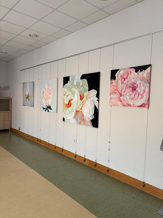 Dobeles novada Centrālajā bibliotēkā gleznu izstāde "Peoniju mākoņos" māksliniece Ilze Ērgle-Vanaga