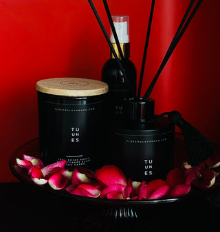 Valentīndienas dāvanas, Dāvana Valentīndienā viņai un viņam, Dāvanu komplekti, dāvanu komplekts sievietei, Izsmidzināmais mājas aromāts Tabaka un vaniļa Tom Ford Ilze Ērgle-Vanaga, Mājas smaržas, mājas aromāti, interjera aromāti, mājas smaržas ar kociņiem, telpu aromatizētāji, mājas aromatizētāji, mājas parfimērija, dāvanu komplekts sievietei, ekskluzīvas dāvanas, I.ĒV, dāvana sievietei, dāvanu veikals, sveču komplekti, sojas vaska sveces, sojas vasks, sveces roku darbs, dabīgas sveces