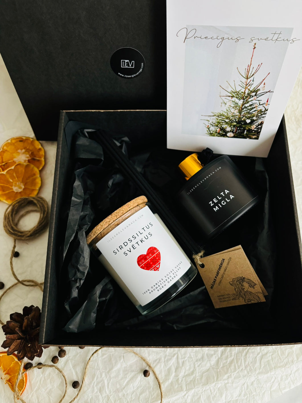Dāvana ar novēlējumu, Dāvanas sievietēm, Idejas ziemassvētku dāvanām, Ziemassvētku dāvanas, dāvanas mammai, ziemassvētku dāvanas, Ziemassvētku dāvanas sievietei, biznesa dāvanas. Sveces roku darbs, mājas aromāti ar kociņiem, sojas vaska sveces, latvijā ražotas sveces, sveces dāvanai, aromātiskās sveces, eko sveces, skaistas sveces, Ilze Ērgle Vanaga, roku darbs, I.EV
