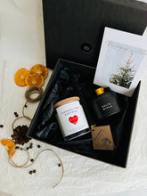 Load image into Gallery viewer, Dāvana ar novēlējumu, Dāvanas sievietēm, Idejas ziemassvētku dāvanām, Ziemassvētku dāvanas, dāvanas mammai, ziemassvētku dāvanas, Ziemassvētku dāvanas sievietei, biznesa dāvanas. Sveces roku darbs, mājas aromāti ar kociņiem, sojas vaska sveces, latvijā ražotas sveces, sveces dāvanai, aromātiskās sveces, eko sveces, skaistas sveces, Ilze Ērgle Vanaga, roku darbs, I.EV
