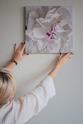 Gleznas, glezna ar ziediem, gleznas ar peonijām, gleznu pārdošana, Orģināla eļļas glezna ar ziediem Balta Peonija 40x40cm māksliniece Ilze Ērgle-Vanaga "Daudz laimes"