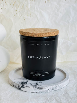 melna stikla sveču glāze, korķa koka vāks, melna dāvanu kaste, sojas vaska sveces, sveces īpašiem dzīves mirkļiem, aromātiskās sveces, dabīgās sveces, dabīgās vaska sveces, Sveces ražotas latvijā, sveces roku darbs, aromatizētas sveces, sveces dāvanai, sveces davana, sveces dzimšanas dienai, sveces ziemassvētkiem, korporatīvās dāvanas klientiem, dāvana kolēģiem