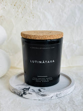 Load image into Gallery viewer, melna stikla sveču glāze, korķa koka vāks, melna dāvanu kaste, sojas vaska sveces, sveces īpašiem dzīves mirkļiem, aromātiskās sveces, dabīgās sveces, dabīgās vaska sveces, Sveces ražotas latvijā, sveces roku darbs, aromatizētas sveces, sveces dāvanai, sveces davana, sveces dzimšanas dienai, sveces ziemassvētkiem, korporatīvās dāvanas klientiem, dāvana kolēģiem
