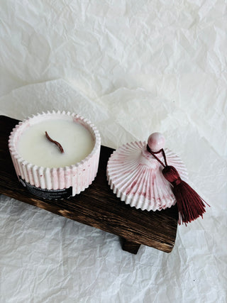 Aromātiskā sojas vaska sveces ar koka dakti ģipša traukā ar koka dakti, ziemassvētku aromāts, sveces īpašiem dzīves mirkļiem, aromātiskās sveces, dabīgās sveces, dabīgās vaska sveces, Sveces ražotas latvijā, sveces roku darbs, aromatizētas sveces, sveces dāvanai, sveces dzimšanas dienai, sveces ziemassvētkiem, Aromātiksā sojas vaska svece Mandarīns un pipari, Ilze Ērgle-Vanaga