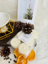 Load image into Gallery viewer, Dāvana ar novēlējumu, Dāvanas sievietēm, dāvanas meitenēm, dzimšanas dienas dāvana, dāvanas mammai, dāvana vārda dienā, dāvanu komplekts sievietei, biznesa dāvanas. Sveces roku darbs, mājas aromāti ar kociņiem, sojas vaska sveces, latvijā ražotas sveces, sveces dāvanai, aromātiskās sveces, eko sveces, skaistas sveces, Ilze Ērgle Vanaga, roku darbs, I.EV
