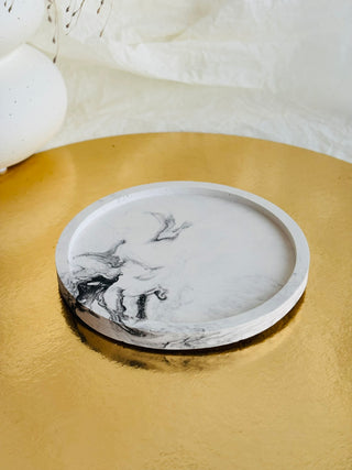 Sveču paliktnis no ģipša ar melnu marmora rakstu 11,5cm diametrā, roku darbs, dekoratīvs sķīvis, Ilze Ērgle-Vanaga, I.ĒV, ģipša šķīvis apaļš neliels