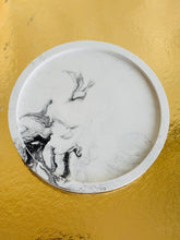 Load image into Gallery viewer, Sveču paliktnis no ģipša ar melnu marmora rakstu 11,5cm diametrā, roku darbs, dekoratīvs sķīvis, Ilze Ērgle-Vanaga, I.ĒV, ģipša šķīvis apaļš neliels
