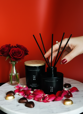 Valentīndienas dāvanas, Dāvana Valentīndienā viņai un viņam, Dāvanu komplekti, dāvanu komplekts sievietei, Izsmidzināmais mājas aromāts Tabaka un vaniļa Tom Ford Ilze Ērgle-Vanaga, Mājas smaržas, mājas aromāti, interjera aromāti, mājas smaržas ar kociņiem, telpu aromatizētāji, mājas aromatizētāji, mājas parfimērija, dāvanu komplekts sievietei, ekskluzīvas dāvanas, I.ĒV, dāvana sievietei, dāvanu veikals, sveču komplekti, sojas vaska sveces, sojas vasks, sveces roku darbs, dabīgas sveces