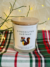 Load image into Gallery viewer, dāvanas ziemassvētkos, dāvanas ziemassvētkos kolēģiem, Ziemassvētku dāvana, sojas vaska sveces, aromātiskās sveces, dabīgās sveces, dabīgās vaska sveces, Sveces ražotas latvijā, sveces roku darbs, aromatizētas sveces, sveces dāvanai, svece ar egļu smažu, I.ĒV, ziemassvētku dāvanas, mazas ziemassvētku dāvanas, dāvanas ziemassvētkos, sirsnīgas dāvanas ziemassvētkos, praktiskas dāvanas ziemassvētkos, dāvanas kolēģiem, dāvanas klientiem, dāvana vecākiem ziemassvētkos, dāvana draudzenei ziemassvētkos
