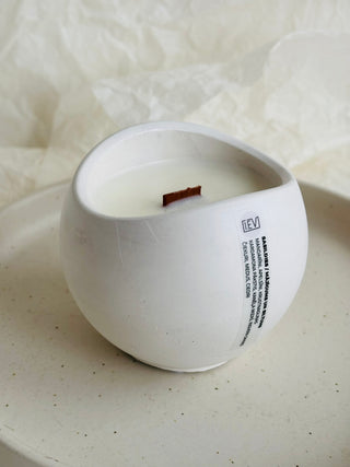 samržīgā sojas vaska sveces ar koka dakti baltā ģipša traukā, sveces īpašiem dzīves mirkļiem, aromātiskās sveces, dabīgās sveces, dabīgās vaska sveces, Sveces ražotas latvijā, sveces roku darbs, aromatizētas sveces, sveces dāvanai, sveces dzimšanas dienai, sveces ziemassvētkiem, Aromātiksā sojas vaska svece Mīlestības ābols Ilze Ērgle-Vanaga