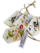 Load image into Gallery viewer, smaržas drēbju skapim, SAŠĒ sausās smaržas, sausās smaržas, sausās smaržas skapim, sojas vaska aromātiskās tāfelītes, skapja smaržas, Skapja gaisa atsvaidzinātājs, veļas atsvaidzinātāji, Garderobes smaržas, Aromāti skapim, atsvaidzinātājs apģērbu skapim, smaržas skapim, skapja smaržas
